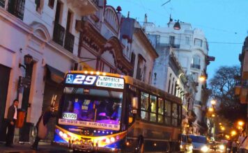 ¿Cómo moverse en Buenos Aires? Todos los transportes, sus pros y sus contras Para moverse en Buenos Aires, de noche y de día, el transporte público (y en particular el colectivo) es tu mejor aliado. Foto: BAC.