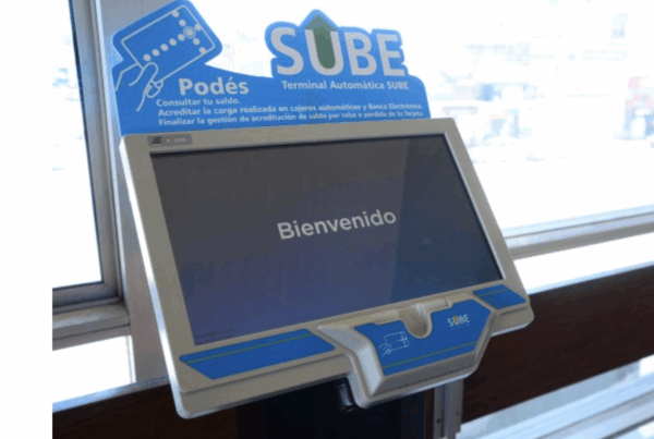 La típica máquina dedicada a las tarjetas SUBE. La encontrarás en los Bancos Nación, oficinas de Correos...