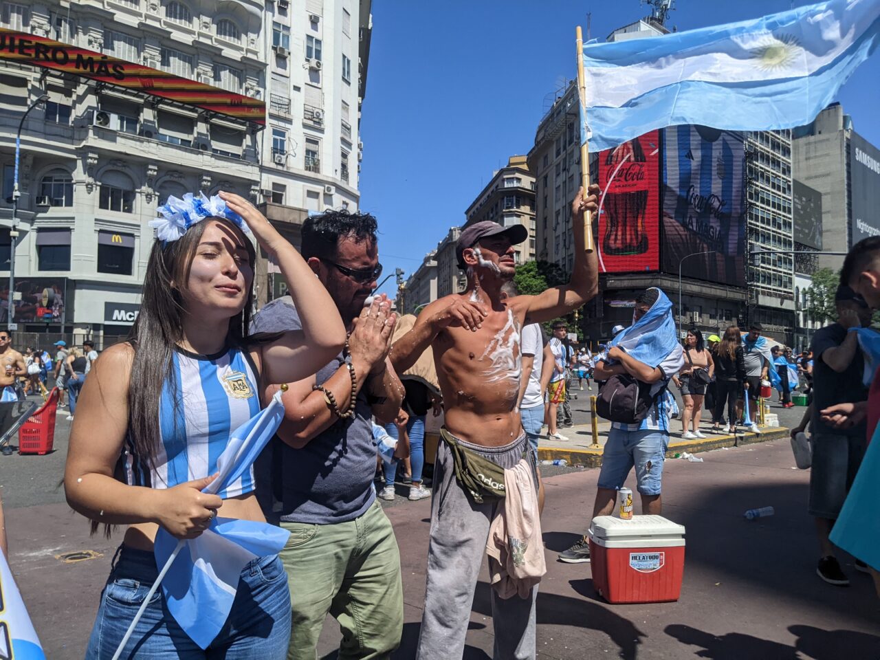 Banderas de Argentina y lágrimas, al pie del Obelisco, el día de la victoria de la Albiceleste frente a Francia, en la final de la Copa del Mundo, el 18 de diciembre de 2022. Foto: BAC.