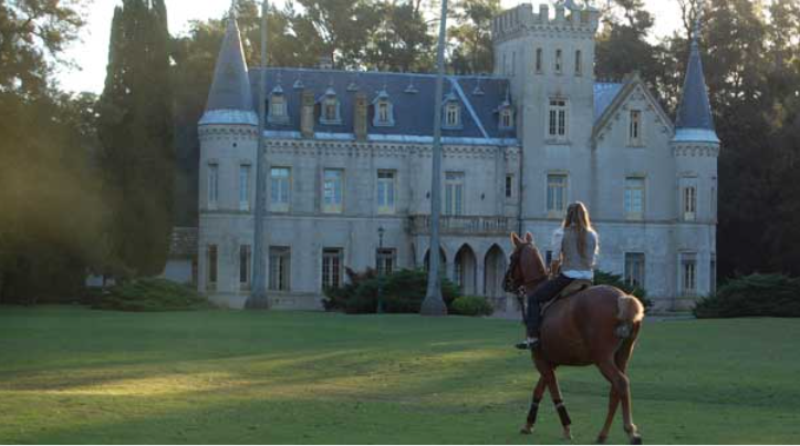 Caballos, atardeceres y este castillo frances construido en 1904 pero que se puede disfrutar con todo esplendor hoy en La estancia La candelaria. 