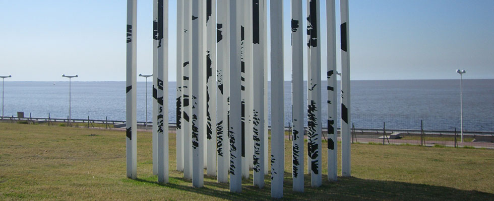 Escultura del Parque de la Memoria, que rinde homenaje a Luis Rodolfo Guagnini, periodista desaparecido el 21 de diciembre de 1977. Foto: Gob. CABA