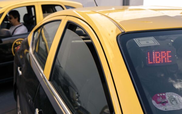 Para moverse en Buenos Aires, tomarse un taxi puede ser una gran opción. Pero si sos de afuera y no tenés Mercado Pago, mejor llevar efectivo porque no aceptarán tu tarjeta. Foto: Gary Collins.