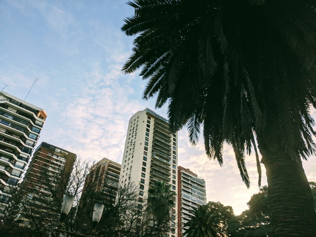 En las Barrancas de Belgrano, los grupos de amigos se tiran al pasto y comparten un mate. Foto: BAC.