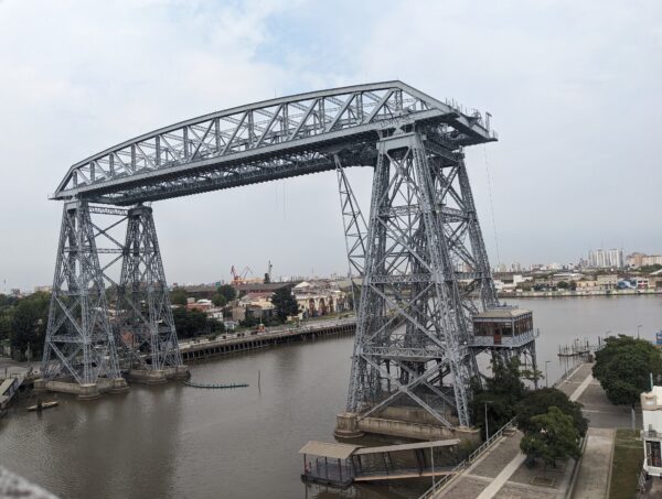 El puente transbordador conecta La Boca con la Isla Maciel. Foto: BAC.