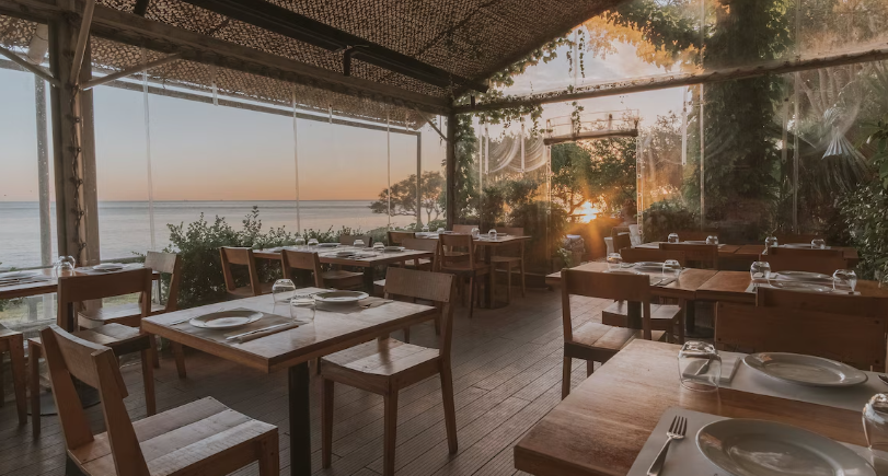Terraza frente al río de la plata. Experiencias en Colonia. FOTO: Charco Hotel