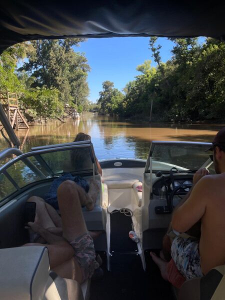 Balade en bateau sur les petites rivières du Delta de Tigre. Amoureux de l'eau, c'est une promenade incontournable. Photo : Sofia Kauer