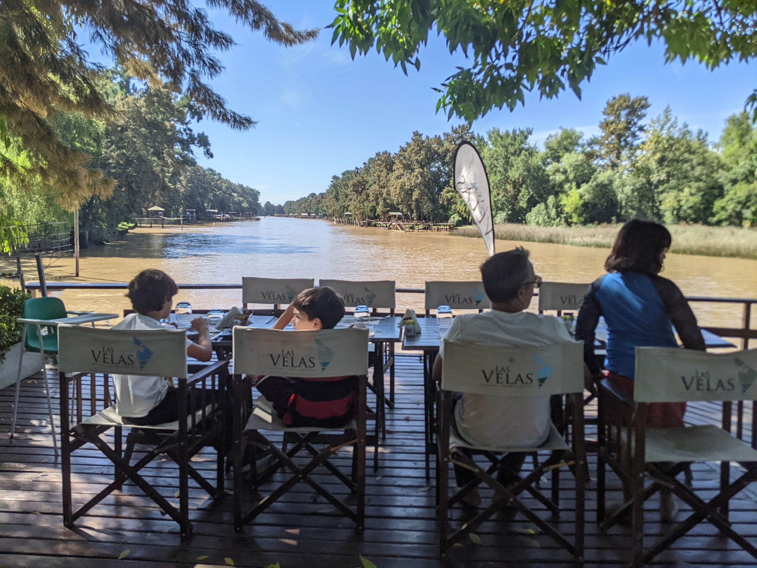 Pour un déjeuner à Tigre, l'essentiel est parfois ailleurs que dans l'assiette. Une petite brise, une vue sur le fleuve et une bonne compagnie feront l'affaire. Photo : BAC.