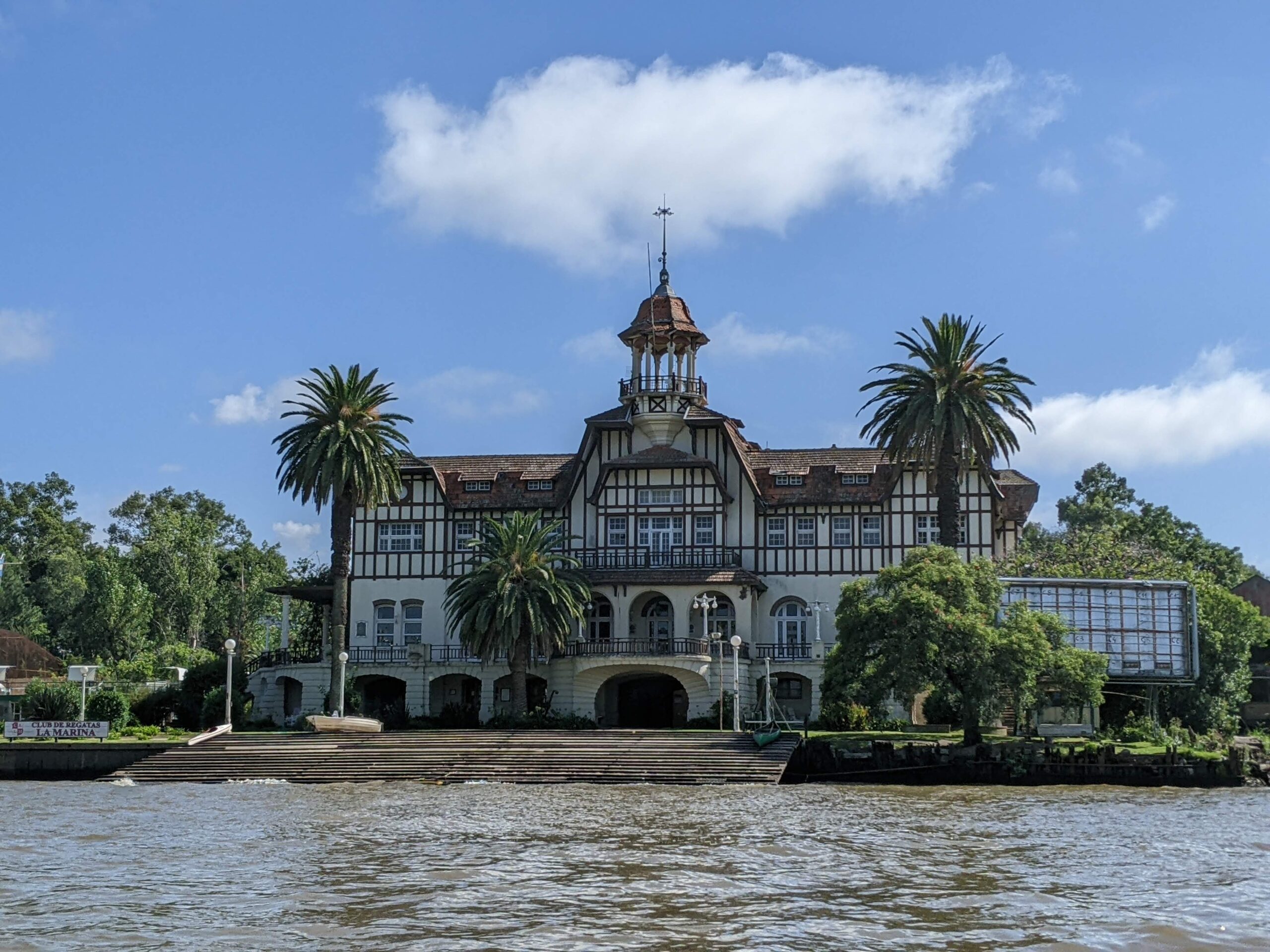 Les balades en bateau sont l'occasion d'observer de nombreux immeubles aux façades opulentes, comme ici le club nautique La Marina. Photo: BAC.