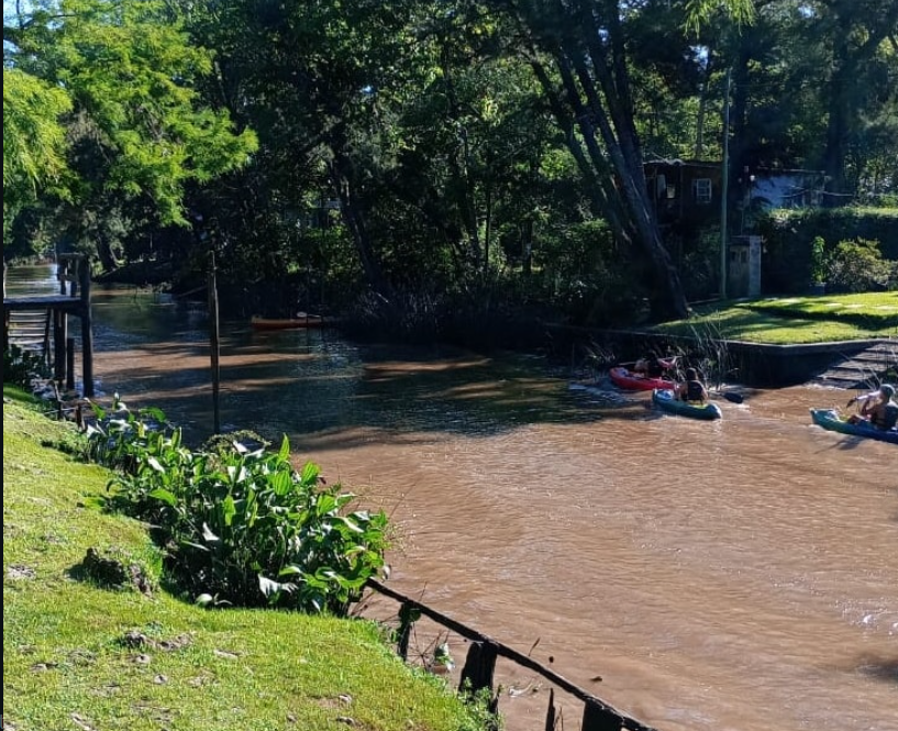 Prendre un maté, faire du kayak, discuter et profiter du grand air à Tigre. Photo : IG du camping El Galeon de oro.