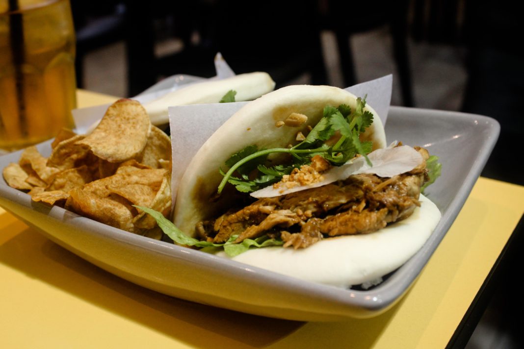 Baos Taiwaneses acompañados de papas fritas