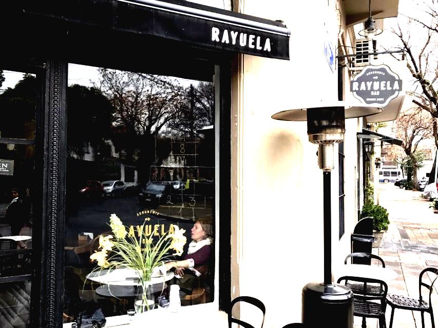 Escaparate del Rayuela Bar