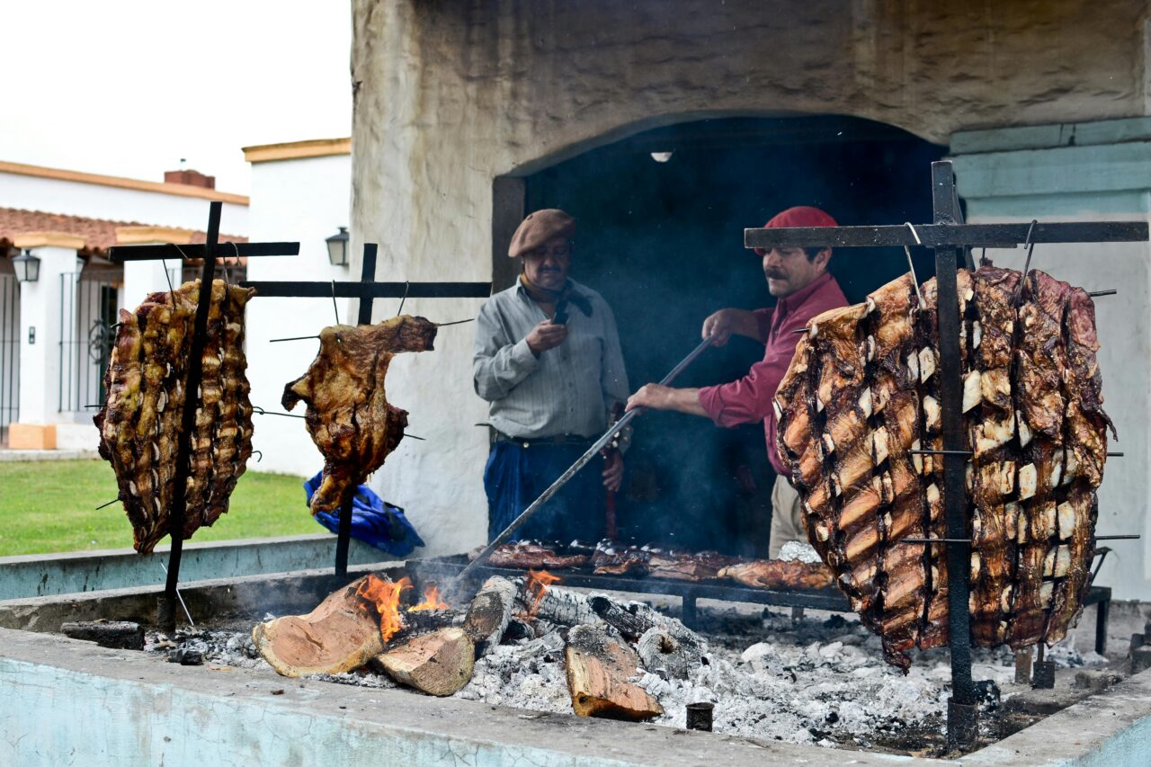 Que vous ayez choisi de découvrir San Antonio de Areco en pleine Fiesta de la Tradición ou durant un quelconque weekend de l'année, vous devrez passer par l'étape de la grillade (asado) "a la cruz". Un classique ! Photo : Raul Corrado.