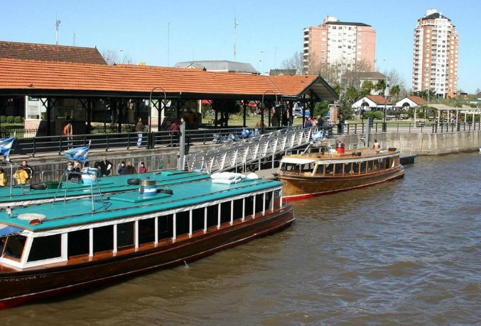 Où manger à Tigre : vous pouvez prendre le bateau collectif pour atteindre de nombreux restos.