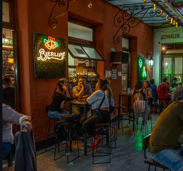 Casona coloniale à deux patios : Bierlife est la mecque de la bière artisanale au sud de la ville. Au menu, presque tout contient de la bière comme ingrédient — des boulettes en sauce Wittbeer au birramisù en dessert. Photo : IG de Bierlife