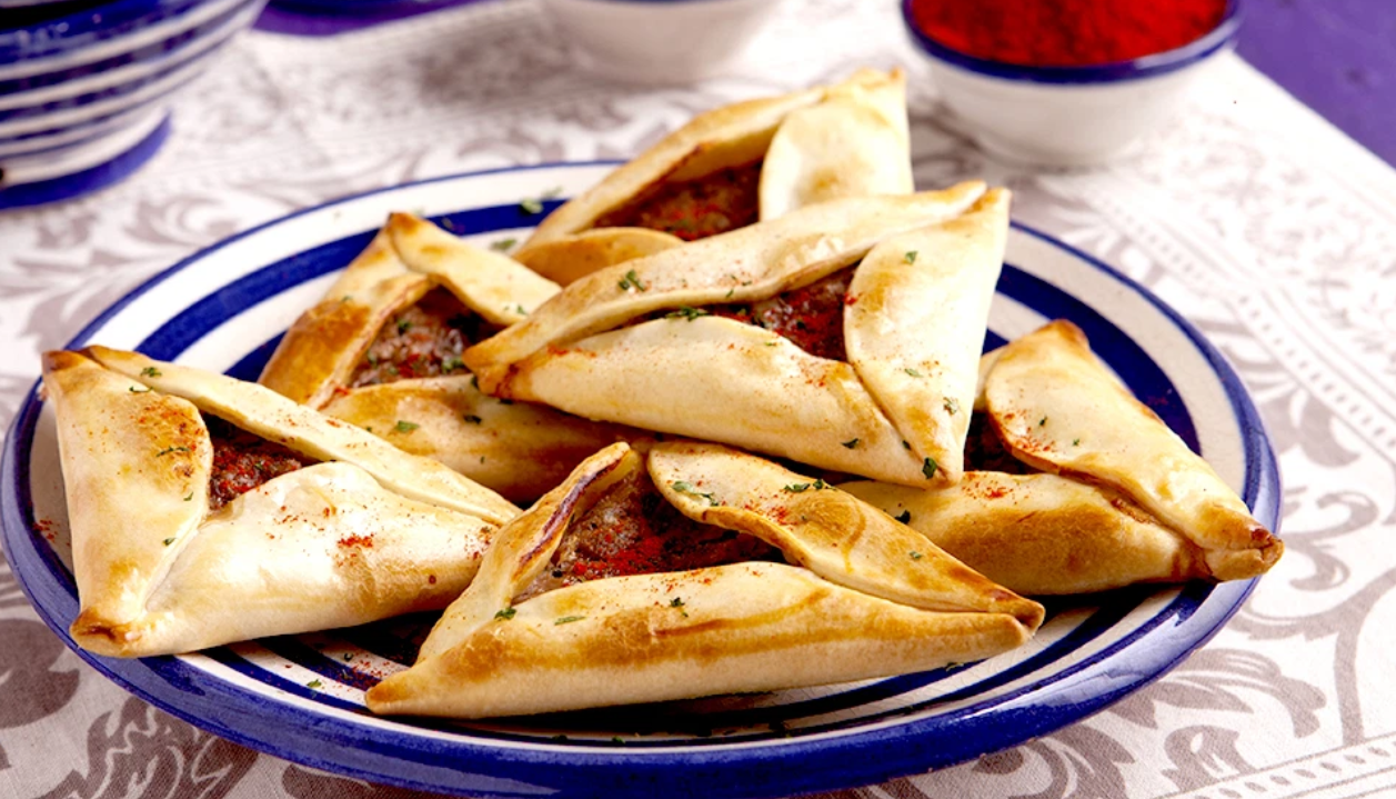 Las empanadas arabes con esa forma unica y ese sabor que no se olvida. Si no las conoces, pedilas!