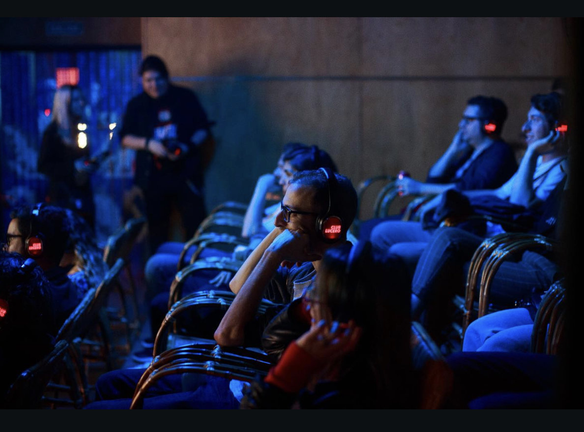 Le cine club du Lucero et sa particularité : les spectateurs s'installent dans la salle munis d'un casque audio pour suivre le film. Photo: IG Club Lucero.