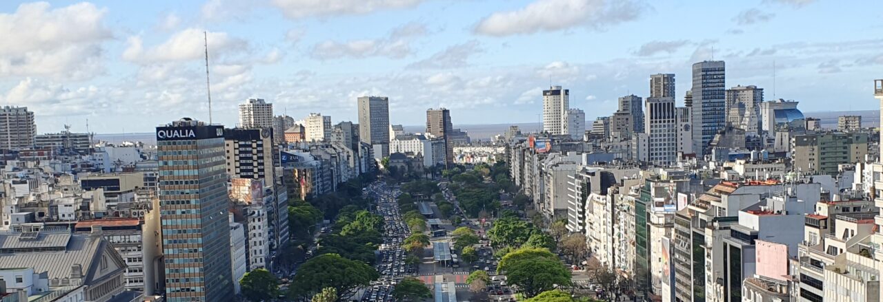 La vista hacia el norte, la embajada de Francia y el Río de la Plata, desde el mirador del Obelisco. Photo: BAC.