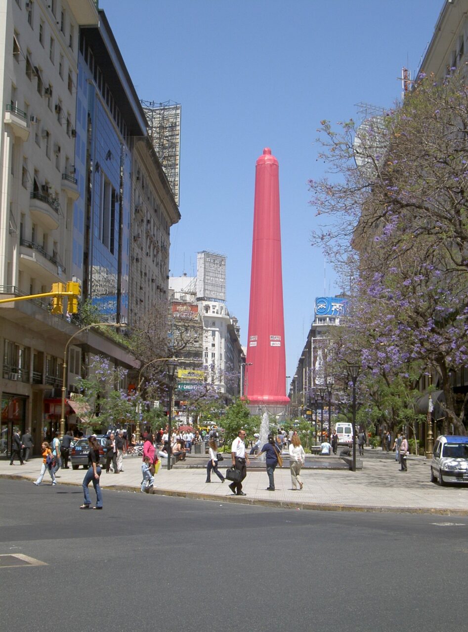 En 2005, el Obelisco fue cubierto por un preservativo en el marco de Día Mundial de la Lucha contra el Sida. Foto: Erik Stattin.