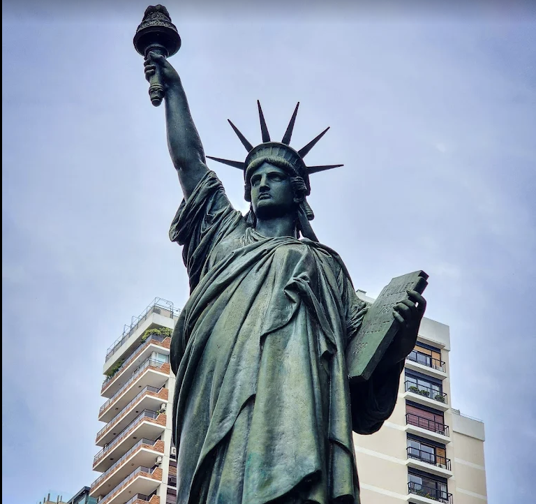 La estatua de la Libertad de Belgrano, un monumento con una historia muy curiosa. Foto: Maxi Gómez.