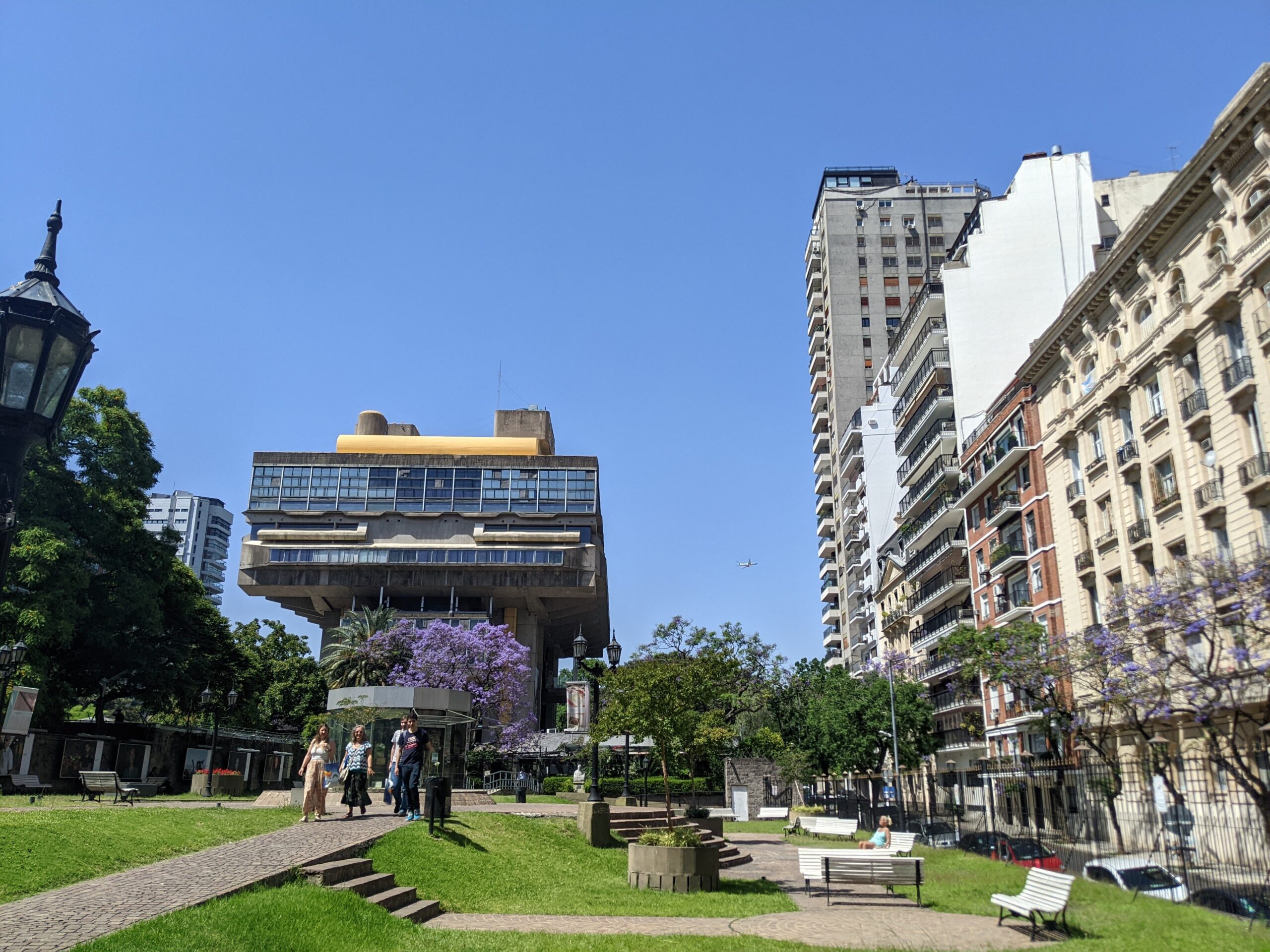 L'entrée du jardin de la Plaza Evita, qui donne sur l'Invarnadero, au pied de la Biblioteca Nacional. Photo: BAC.
