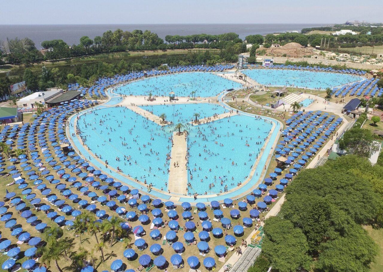 Pour votre été à Buenos Aires : une piscine géante et une bonne ombrelle. Photo : Parque Norte.