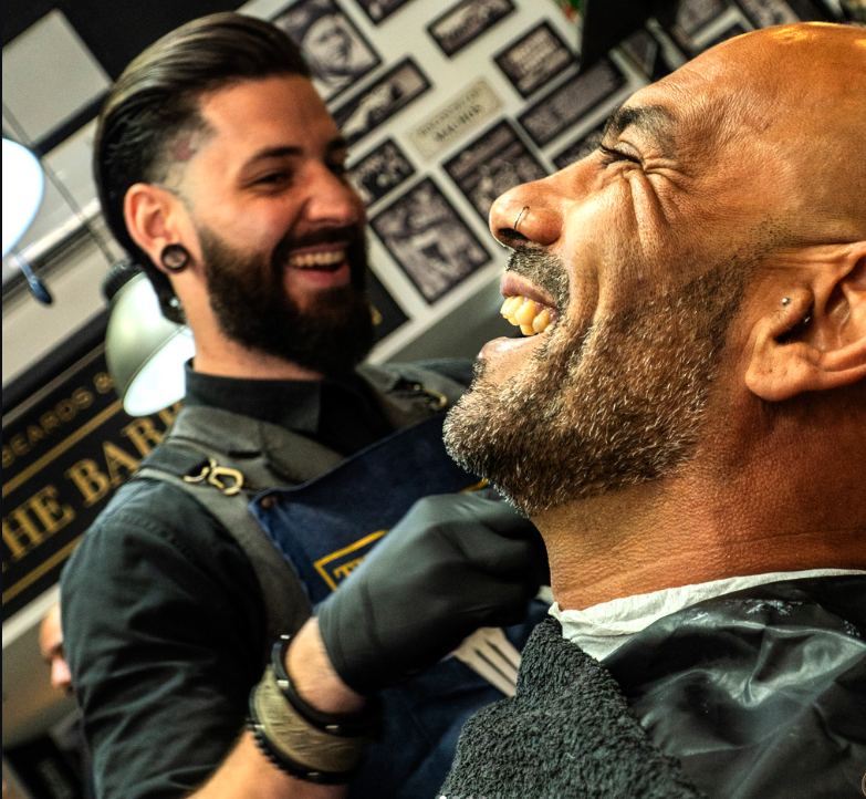 Pasarla bien mientras te cortan la barba. Foto: IG The Barber Job