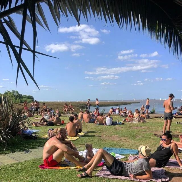 Un plan ideal para las familias y los grupos de amigos que no saben qué hacer el domingo en Buenos Aires: la escapada al río. Foto: Instagram de Perú Beach