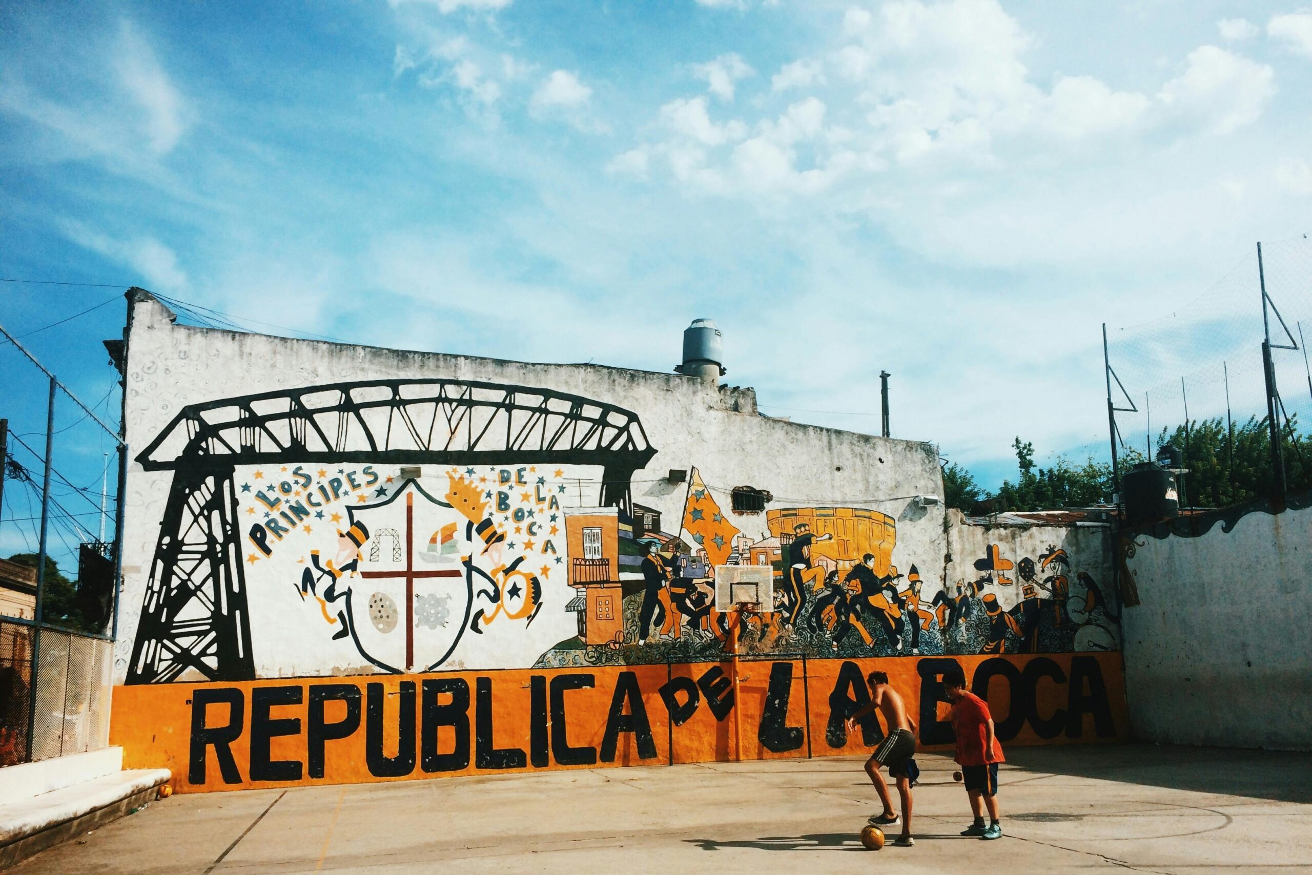 ¿No pensabas hacer deporte en Buenos Aires? Una visita al barrio de La Boca te hará cambiar de opinión. Foto: Margo White.