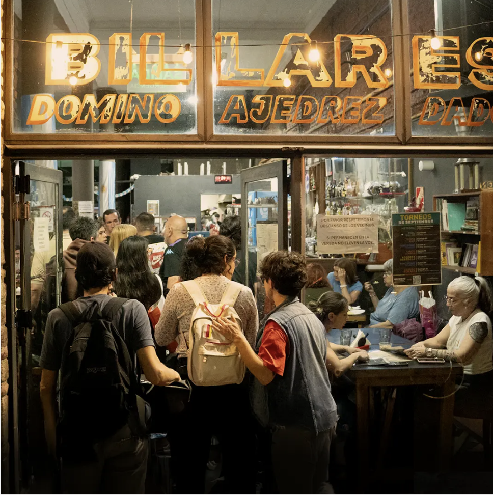 El café San Bernardo, el bar con juegos por excelencia. Donde jugar pool, ping pong, dominos y juegos de mesa a cualquier hora del día o de la noche. Foto: Café S.B.