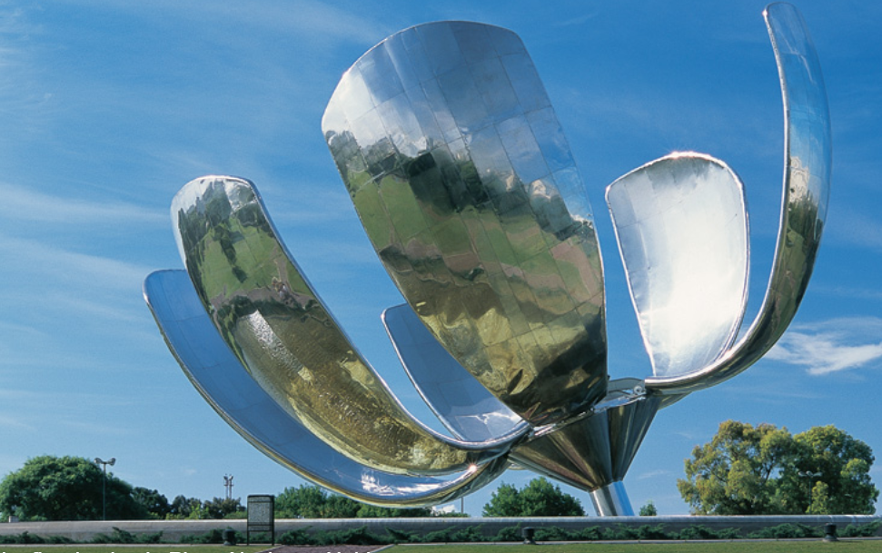 **Floralis Genérica.** Una inmensa flor de acero inoxidable y aluminio diseñada por el arquitecto Eduardo Catalano, que abre y cierra sus pétalos según la hora del día y se ilumina de noche. Una de las esculturas más fotografiadas de Buenos Aires, ubicada en la Plaza de las Naciones Unidas sobre la Avenida Libertador en Recoleta.