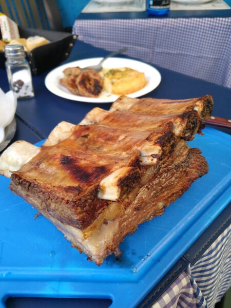 Coupé sur le moment par le serveur, le costillar d'El Secretito est ce genre de plats qui vous fait dire que vous avez bien fait de sortir en groupe ! Photo : El Secretito.