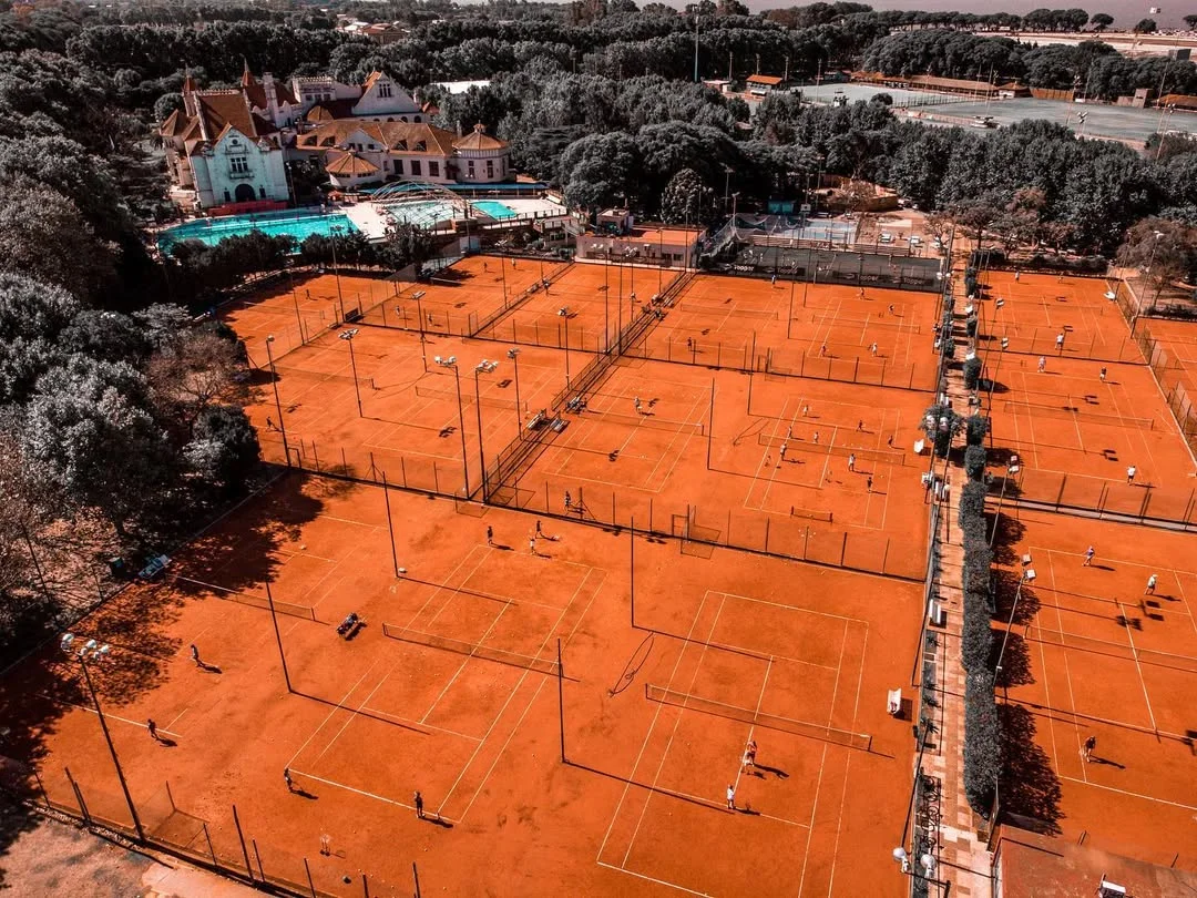 Aunque las observes de bien arriba, las canchas de tenis del GEBA se ven impecables. Foto: GEBA.