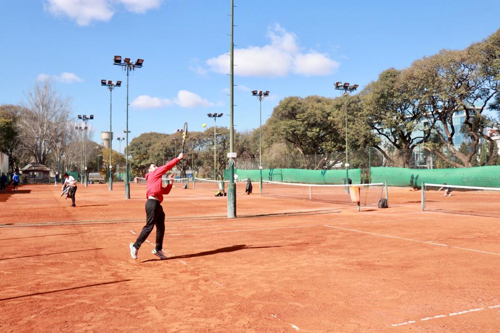 La ciudad de Buenos Aires cuenta con múltiples opciones para los amantes del tenis, empezando por canchas municipales casi gratis. Foto: gobierno de CABA.