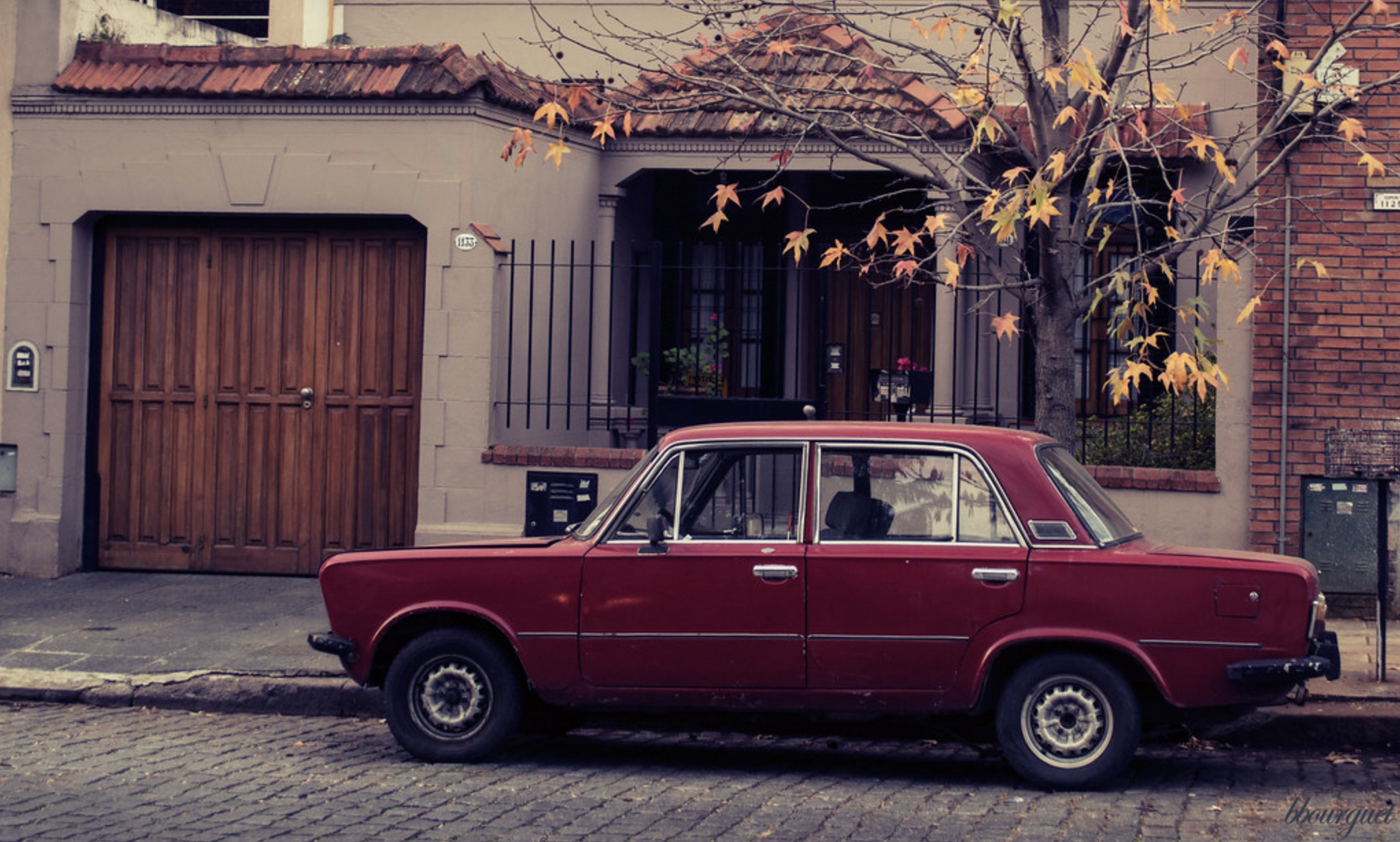 Las calles adoquinadas y los autos vintage son parte del panorama ofrecido por Colegiales. Foto: barbarabourguet