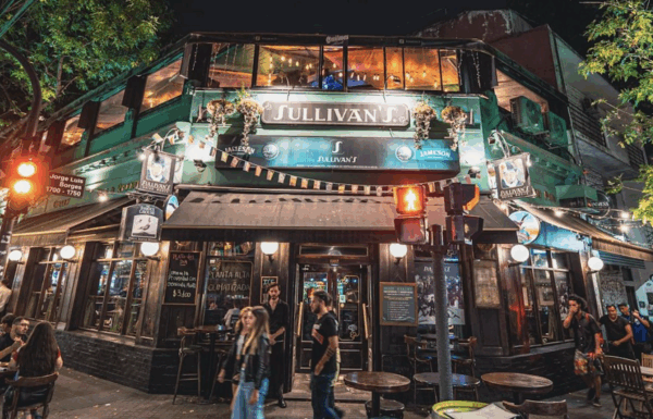 Mirar partidos de fútbol en el pub irlandés Sullivan's es un clásico del barrio de Palermo. Foto: Ig Sullivan's.