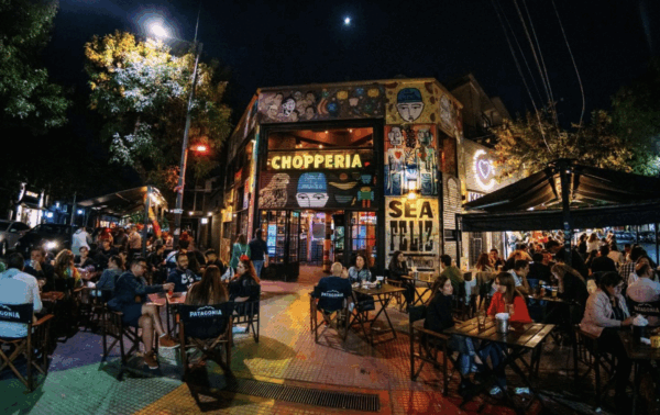 Mirar partidos de fúbol en Argentina es también (¿ante todo?) una hermosa excusa para reunirse afuera con amigos. Foto: Fb La Chopería de Palermo.