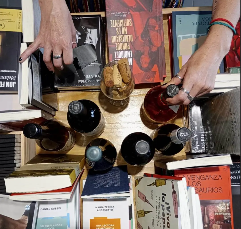 Vinos y libros. ¿Qué ,más puden pedir? FOTO: IG de Te llamaré viernes. La libreria más especial de Belgrano.