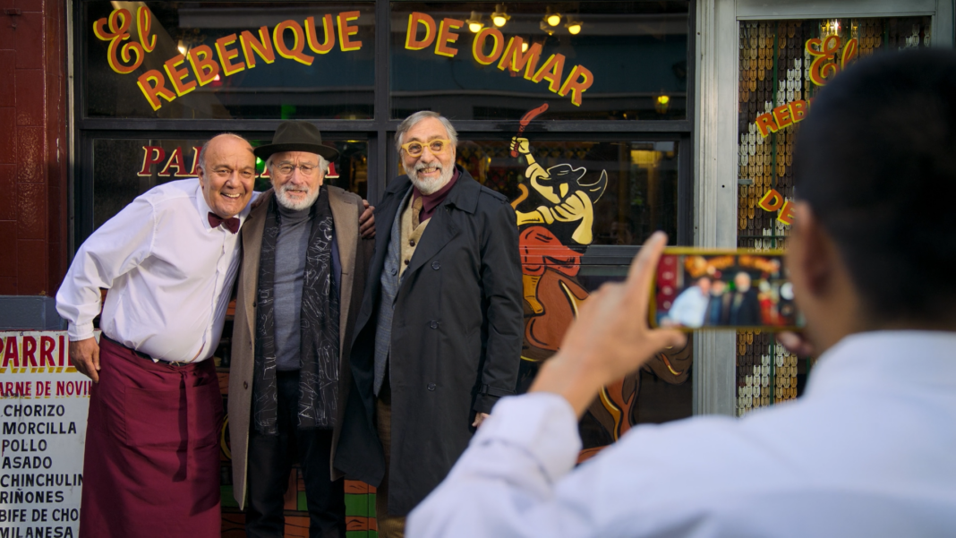 De Niro et Brandoni, devant l'entrée du restaurant El Rebenque de Omar, dans le quartier de Balvanera