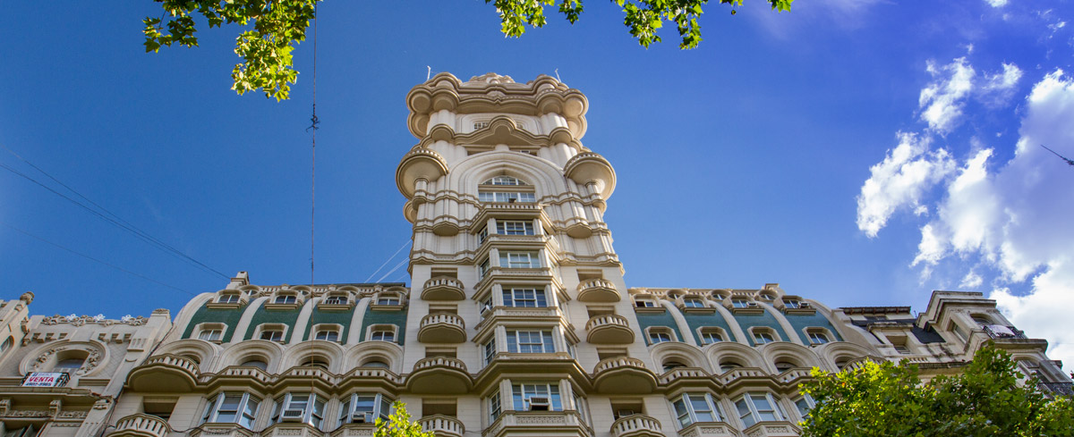 El Palacio Barolo alberga en su cima un rooftop desde donde podrás ver el centro de Buenos Aires. Foto: turismo CABA.