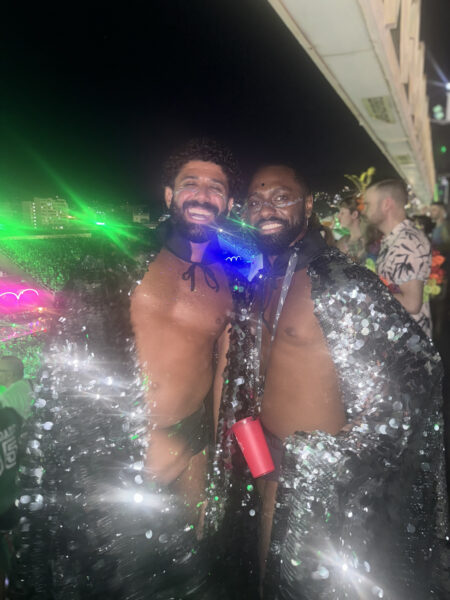Pauleo Vitor et Evendro Santos, tout sourires, dans les travées du Carnaval de Rio. Photo : Alice Dubernet.