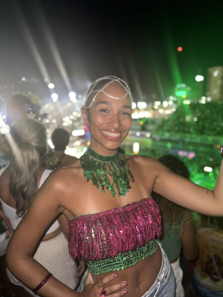 Mariana Carlou est venue accompagnée de sa mère, pour fêter en grand le Carnaval de Rio. Photo : Alice Dubernet.