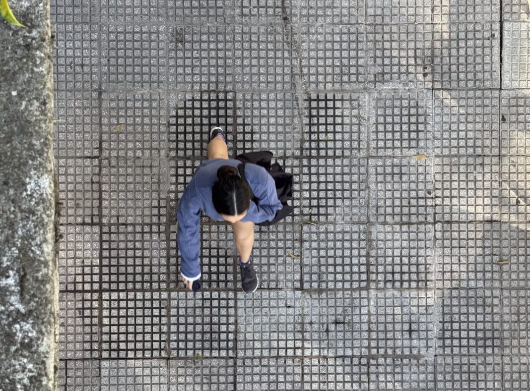 Les dalles de pierre quadrillées, la grande surprise des rues de Buenos Aires... Surtout en temps de pluie ! Photo : Estelle du Port de Loriol.