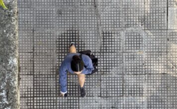 Les dalles de pierre quadrillées, la grande surprise des rues de Buenos Aires... Surtout en temps de pluie ! Photo : Estelle du Port de Loriol.