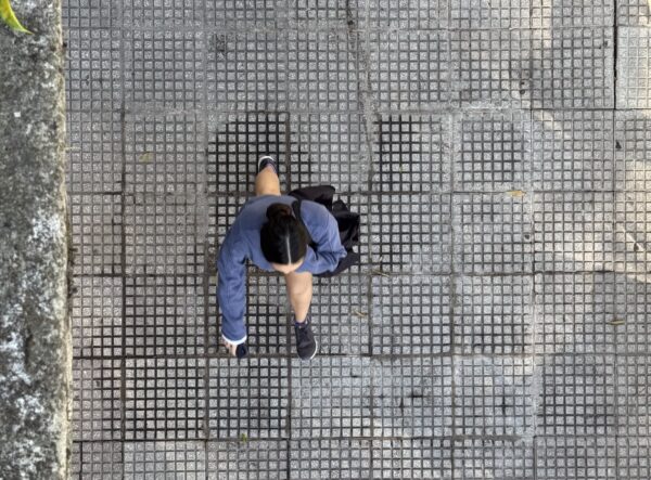 Les typiques dalles quadrillées font partie des surprises de Buenos Aires. Photo : Estelle du Port de Loriol.