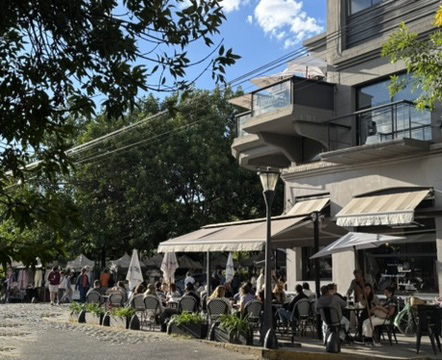 Los cafés con terrazas de Palermo están siempre llenos de gente, sobre todo de jueves a domingo. Foto: Estelle du Port de Loriol.