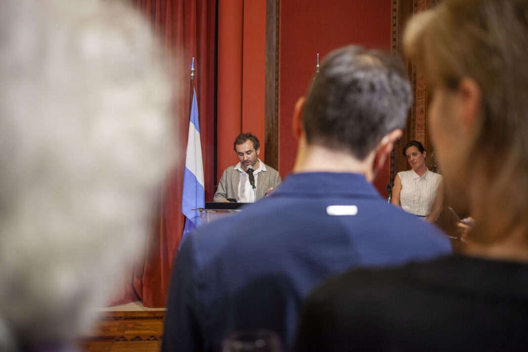 Los dos fundadores de La Revue, Héloïse Velay y Fabien Palem, en la presentación de la 2da edición, en octubre pasado, en la Alianza francesa. Foto: Fernando Minnicelli.