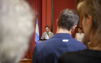Los dos fundadores de La Revue, Héloïse Velay y Fabien Palem, en la presentación de la 2da edición, en octubre pasado, en la Alianza francesa. Foto: Fernando Minnicelli.