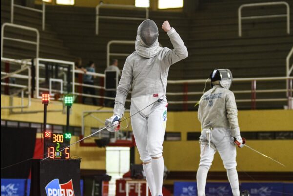 Empezar esgrima en Buenos Aires te va a obligar a formarte en este deporte técnico y que puede ser peligroso. Foto : federación argentina de esgrima.