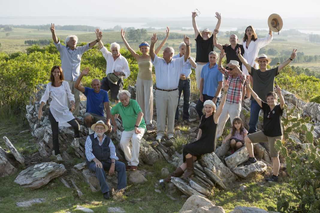 Yuyo Noé et Antonio Seguí, Pat Andrea, Luna Paiva, Alfredo Prior, E. Minond (l'architecte de la maison), Carlos et sa femme Virginie Isbell. Entourés d'autres amis artistes