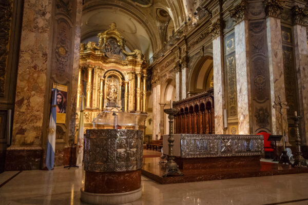 El interior de la Catedral de Buenos Aires, en el barrio de Monserrat. Foto: Barcex.